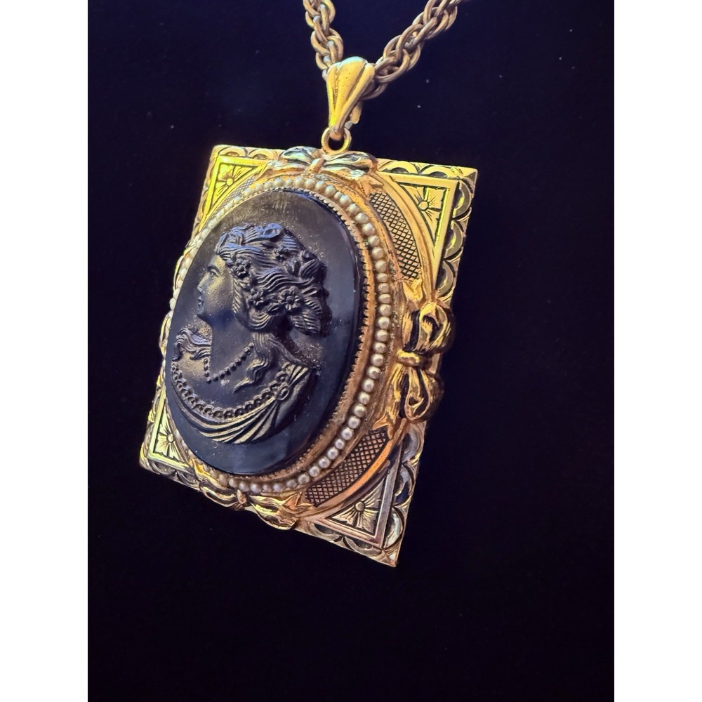 VTG 1930's Victorian Style Black Glass Cameo Locket With Seed Pearls Gold Chain